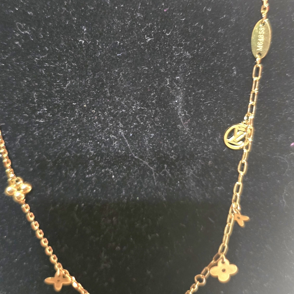 Elegant Gold Floral Necklace